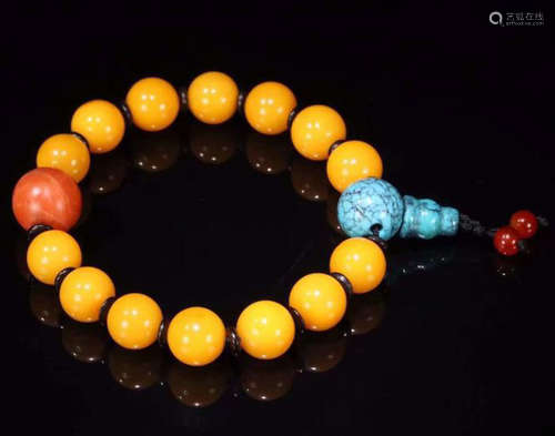 A YELLOW AMBER BRACELET