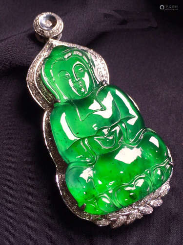 A GREEN JADEITE PENDANT OF GUANYIN