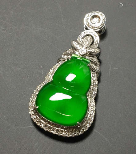 A GREEN JADEITE PENDANT OF GOURD