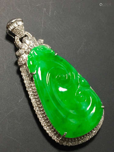 A GREEN JADEITE RUYI PENDANT