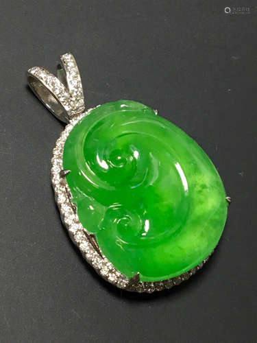 A GREEN JADEITE RUYI PENDANT