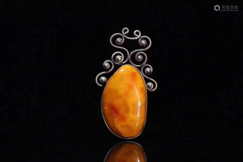 AN AMBER SILVER WRAPPED PENDANT
