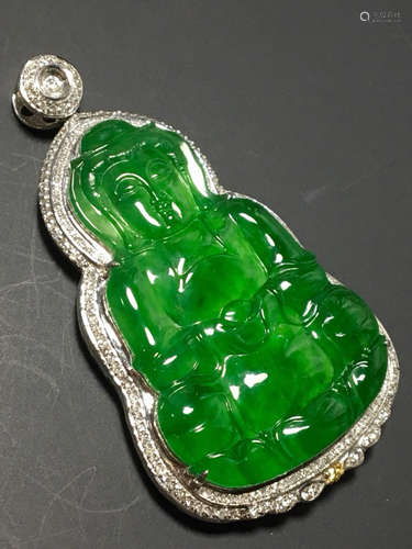 A GREEN JADEITE PENDANT OF GUANYIN