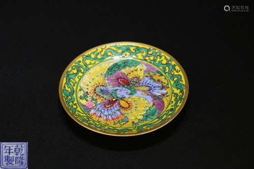 A QIANLONG MARK ENAMELED PORCELAIN BUTTERFLY FLOWER PLATE