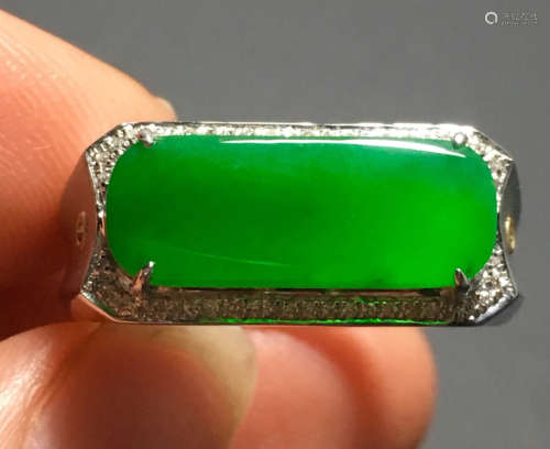 A GREEN JADEITE RING OF SADDLE