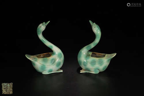 A PAIR OF QIANLONG MARK GREEN GLAZE CENSERS SHAPED AS DUCK