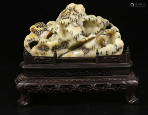 A SOAPSTONE CARVED MOUNTAIN ORNAMENT