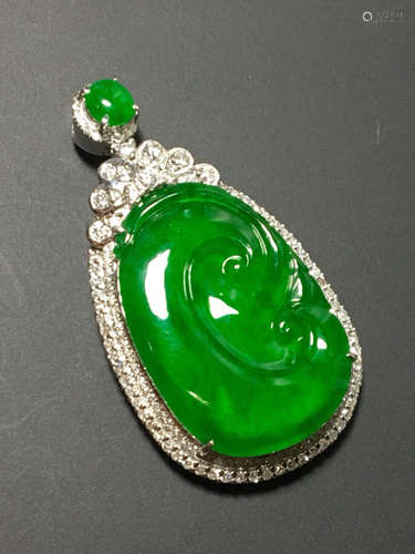 A GREEN JADEITE RUYI PENDANT