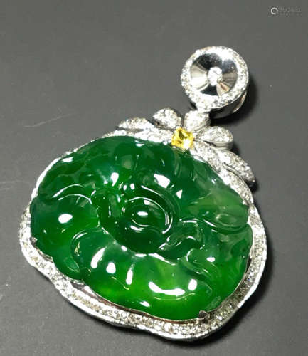 A GREEN JADEITE PENDANT OF PEONY