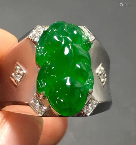 A GREEN JADEITE RING OF PIXIU