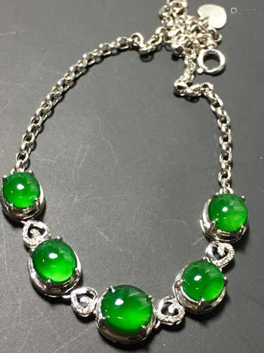 A GREEN JADEITE CHAIN BRACELET