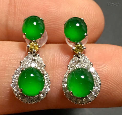 A PAIR OF GREEN JADEITE EARRINGS