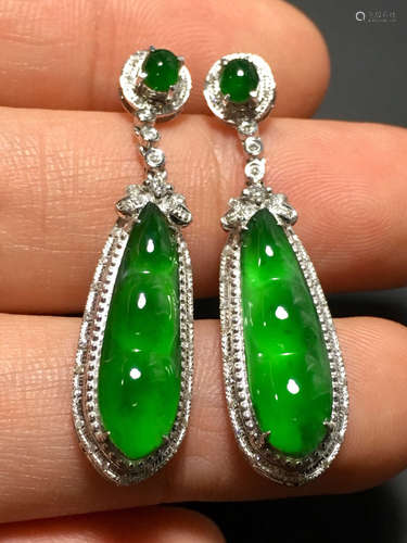 A PAIR OF GREEN JADEITE LUCKY BEAN EARRINGS