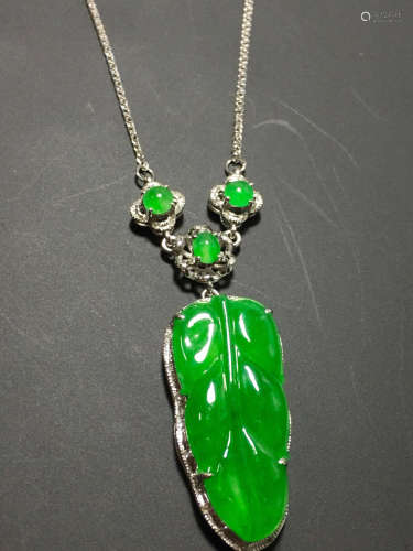 A CLAVICLE CHAIN JADEITE NECKLACE OF GREEN LEAF