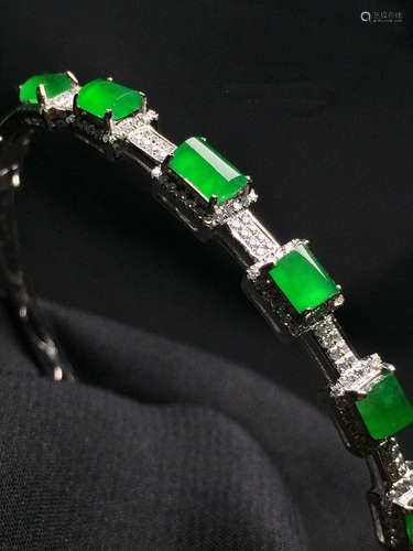 A WELL DESIGNED GREEN JADEITE BRACELET