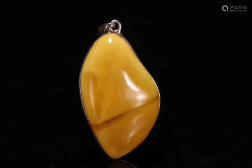 AN AMBER PENDANT IN SILVER WRAPPED