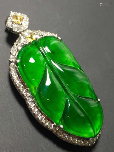 A GREEN JADEITE PENDANT OF GREEN LEAF