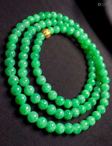 A NECKLACE MADE OF GREEN BEADS