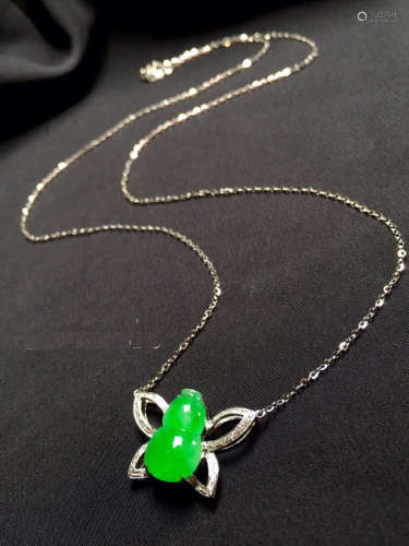 A CLAVICLE CHAIN JADEITE NECKLACE OF GREEN GOURD