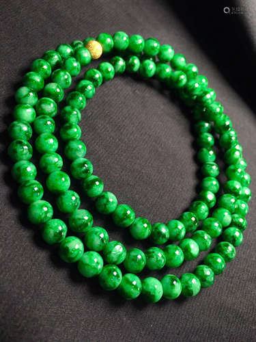 A CLAVICLE CHAIN NECKLACE MADE OF GREEN BEADS