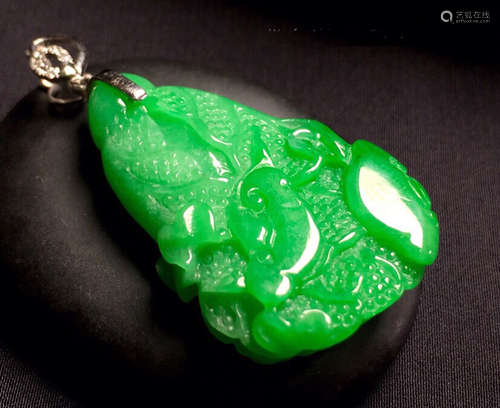 A GREEN FORTUNE PENDANT