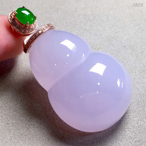 A VIOLET GEM PENDANT OF GOURD