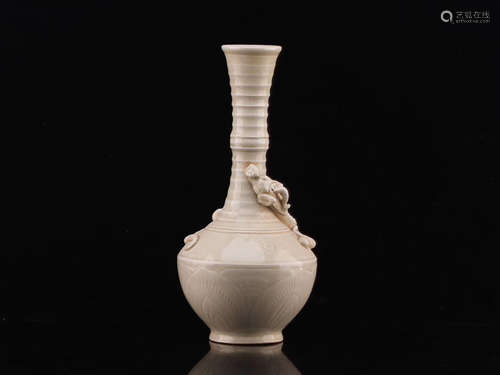 10-12TH CENTURY, A DRAGON DESIGN DING KILN VASE, NORTH SONG DYNASTY