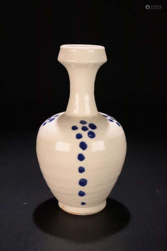 7-9TH CENTURY, A FLORAL DESIGN WHITE GLAZED VASE, TANG DYNASTY