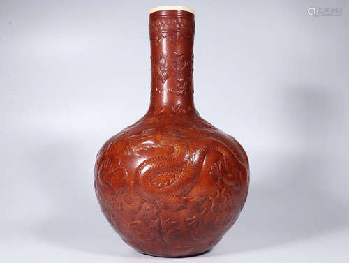 A DRAGON DESIGN VASE