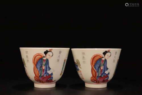 18-19TH CENTURY, A PAIR OF FIGURE DESIGN FAMILLE ROSE TEA CUPS, LATE QING DYNASTY