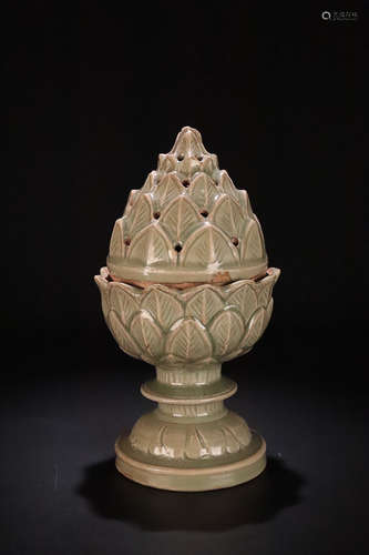 15-17TH CENTURY, A LOTUS DESIGN LONGQUAN KILN CELADON GLAZE INCENSE BURNER, MING DYNASTY