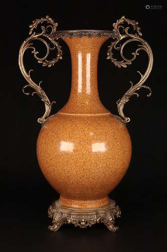 17-19TH CENTURY, A TIGER SKIN SPOTTED GLAZE DOUBLE GILT BRONZE FLORAL DESIGN EAR VASE, LATE QING DYNASTY