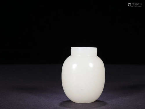 A  HETIAN JADE SNUFF BOTTLE