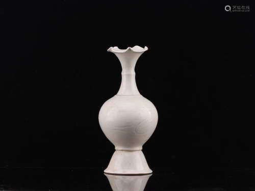 10-12TH CENTURY, A LOTUS MOUTH DESIGN DING KILN VASE, NORTH SONG DYNASTY