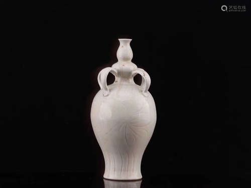 A FLORAL DESIGN FOUR-EAR DING KILN GOURD-SHAPED VASE