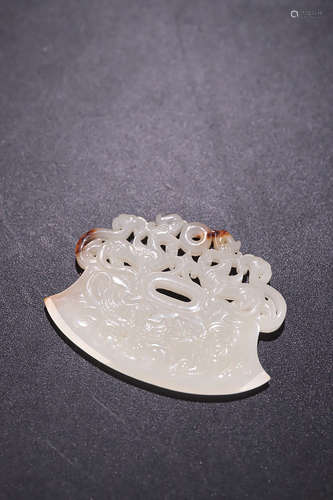 A DRAGON PATTERN HETIAN JADE PENDANT, QING DYNASTY