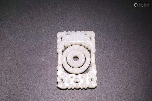 17-19TH CENTURY, A DRAGON PATTERN HETIAN JADE PENDANT, QING DYNASTY