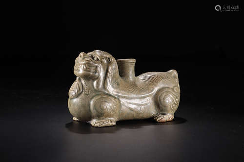 A LION DESIGN YUE KILN CELADON CHAMBER POT