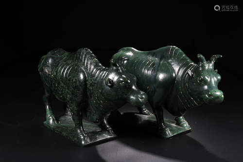 A PAIR OF HETIAN JADEITE CATTLE CARVING ORNAMENTS