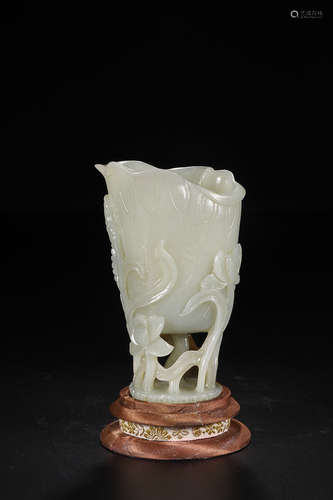 17-19TH CENTURY, A LOTUS DESIGN HETIAN JADE CUP, QING DYNASTY