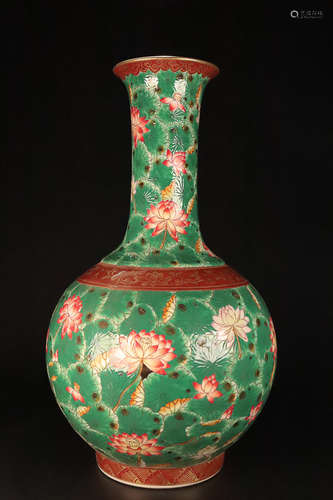 17-19TH CENTURY, A LOTUS PATTERN DESIGN FAMILLE ROSE VASE, QING DYNASTY