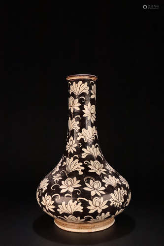 9-12TH CENTURY, A FLORAL PATTERN JIZHOU KILN VASE, SONG DYNASTY