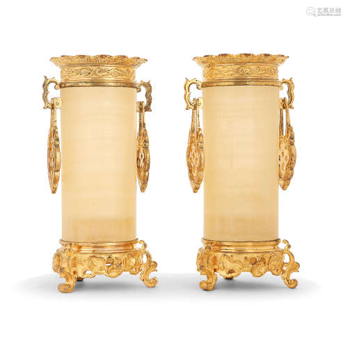 PAIRE DE VASES ROULEAUX EN ONYX MONTÉS EN BRONZE DORÉ, FIN DU XIXeSIÈCLE