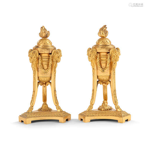 PAIRE DE CASSOLETTES FORMANT BOUGEOIRS EN BRONZE DORÉ, ÉPOQUE LOUIS XVI