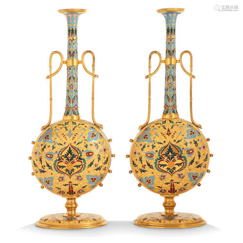 PAIRE DE VASES GOURDES À HAUT COL SUR PIÉDOUCHE EN BRONZE ET ÉMAUX CLOISONNÉS, PAR FERDINAND BARBEDIENNE (1810-1892), PARIS, FIN DU XIXeSIÈCLE