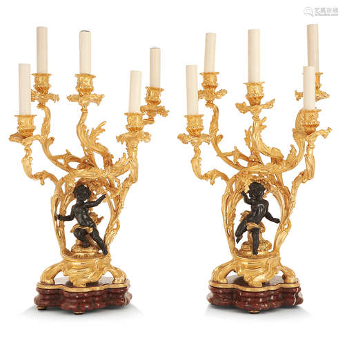 PAIRE DE CANDÉLABRES AUX PUTTI EN BRONZE DORÉ ET À PATINE BRUNE, STYLE LOUIS XV