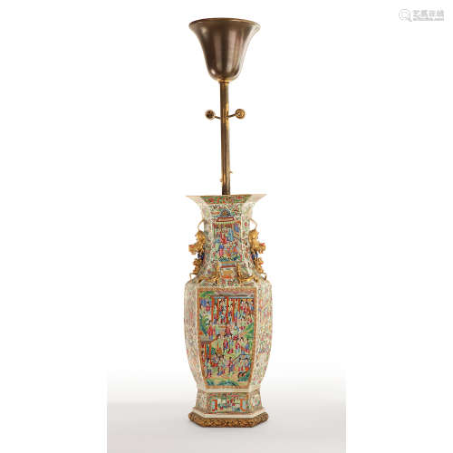 GRANDE LAMPE FORMÉE D'UN VASE HEXAGONAL EN PORCELAINE DE CANTON ET MONTURE EN BRONZE DORÉ, CIRCA 1880