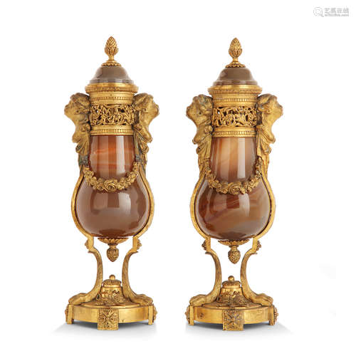 PAIRE DE CASSOLETTES FORMANT BOUGEOIR, STYLE LOUIS XVI, VERS 1860