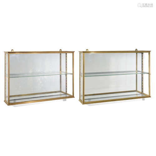 PAIRE DE VITRINES D'APPLIQUE EN BRONZE