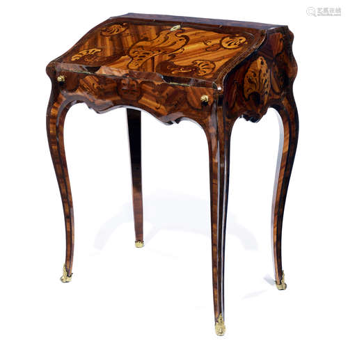 BUREAU EN PENTE TRÈS JOLIMENT GALBÉ, ESTAMPILLÉ DE NICOLAS PETIT (1732-1791), ÉPOQUE LOUIS XV